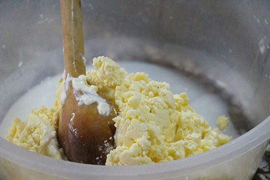 Hoe maak je thuis boter van rauwe melk?