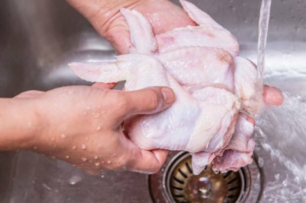 Hoe moet de kip worden schoongemaakt?