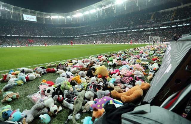 Speelgoed gegooid in Beşiktaş-wedstrijd