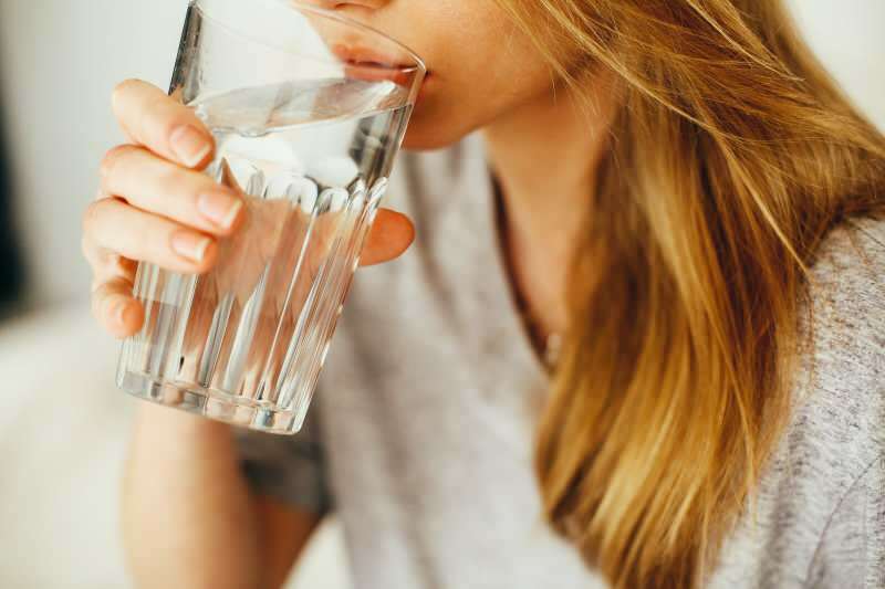 Zorgt u ervoor dat u afvalt door drinkwater? Wanneer drink je water? Afslanken met water
