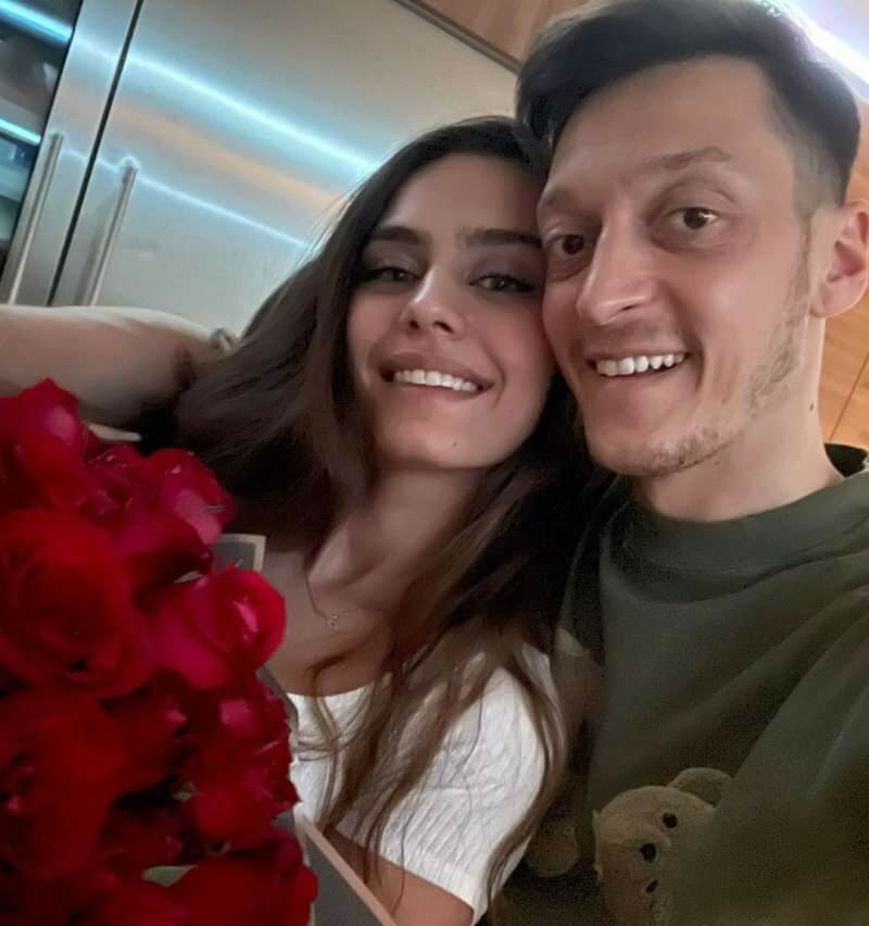 Een romantisch bericht van Mesut Özil aan zijn vrouw, Amine Gülşe: "Omdat je altijd bij me bent ..."