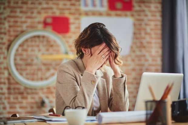 overmatige stress veroorzaakt constante vermoeidheid in de werkomgeving