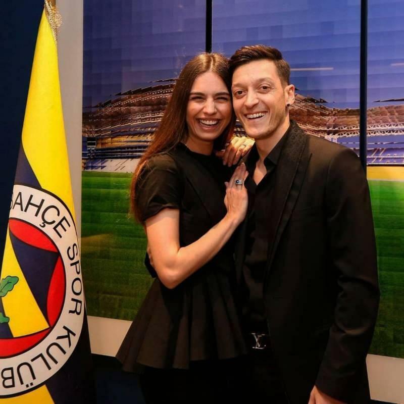 Amine Gülşe vierde de vaderdag van haar man Mesut Özil