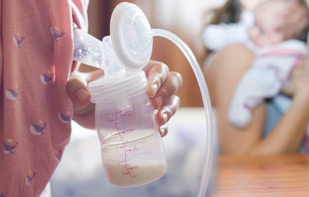 Hoe wordt moedermelk gemolken en bewaard?