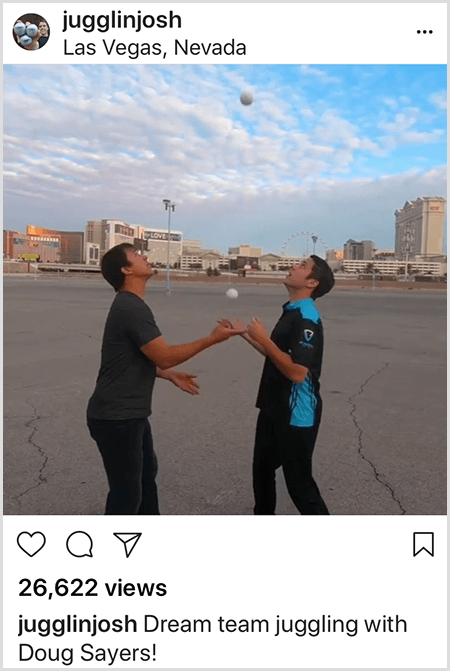 Een Josh Horton Instagram-foto van samenwerking met Doug Sayers. Bovenaan de post staat de foto in Las Vegas, Nevada. Twee blanke mannen staan ​​op een lege kavel tegenover elkaar terwijl ze omhoog kijken naar de ballen waarmee ze jongleren.