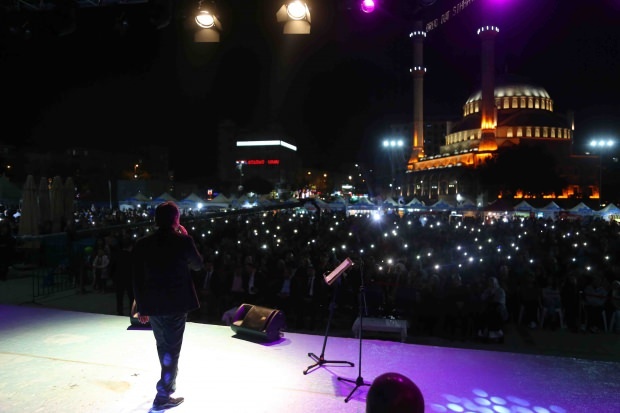 De Bosnische kunstenaar Zeyd Şoto en Eşref Ziya Terzi gaven een concert in Bağcılar 
