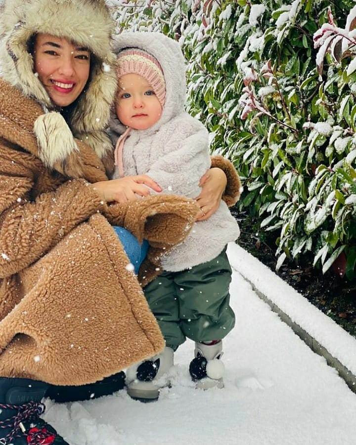 Sneeuw poseren met haar dochter Leyla van actrice Seda Bakan!