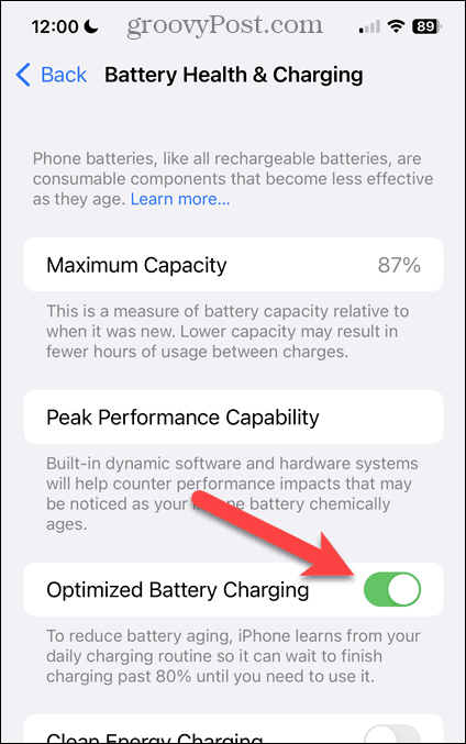 Schakel geoptimaliseerd opladen van de batterij in of uit op het scherm Batterijstatus en opladen van de iPhone