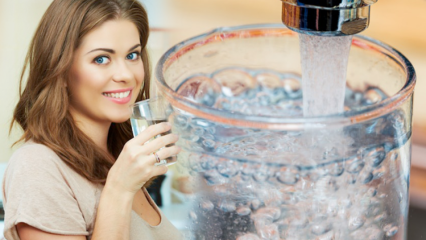 Zal het drinken van te veel water afvallen? Is het schadelijk om 's nachts water te drinken?