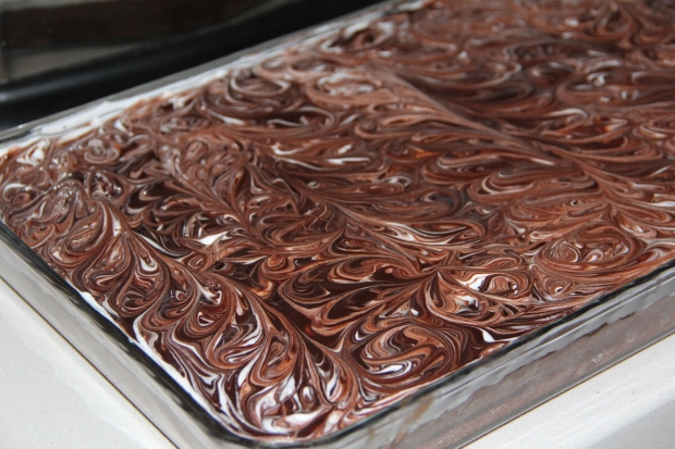 Hoe maak je de makkelijkste huiltaart? Weeping cake recept met heerlijke chocoladesaus
