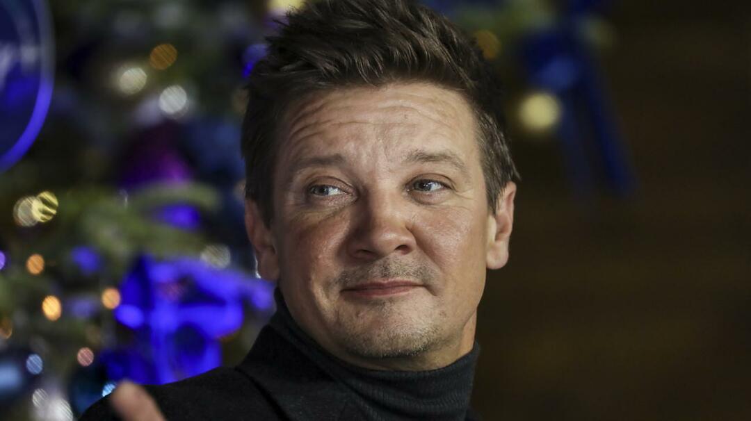 Het was onder de sneeuwschuiver! Jeremy Renner offerde zichzelf op voor zijn neef