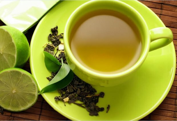 Gemakkelijk verzwakt mengsel van groene thee en mineraalwater