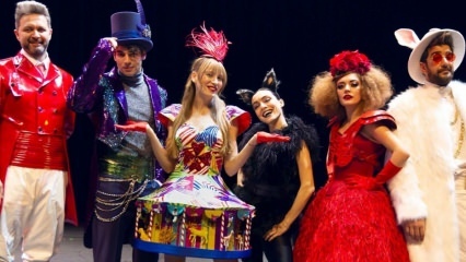 Serenay Sarıkaya staat op het podium! 'Alice Musical' begon zijn nieuwe seizoen