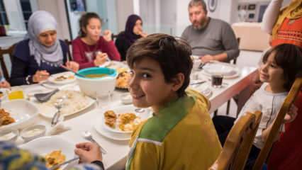 Onmisbare gebruiken van sahur en iftars die tijdens de Ramadan bij gezinnen worden gehouden