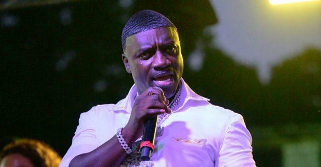 De Amerikaanse zanger Akon onderging een haartransplantatie in Turkije