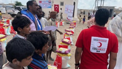 Voedselhulp voor immigranten in Jemen van de Turkse Rode Halve Maan