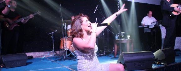 De Griekse zangeres Anastasia Kalogeropoulou trad op in TRNC, verklaarde verrader