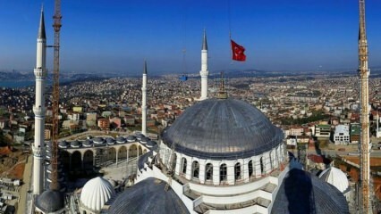 Er werden tapijten van de Çamlıca-moskee gelegd