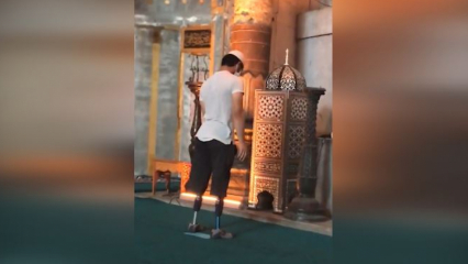 De jonge man die bidt met prothetische benen in de Hagia Sophia-moskee!