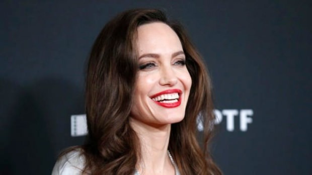 Angelina Jolie kondigde aan dat ze begrafenisondernemer wilde worden!