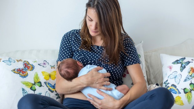 Kunnen griepmoeders hun baby borstvoeding geven? Griepmoeders die borstvoeding geven