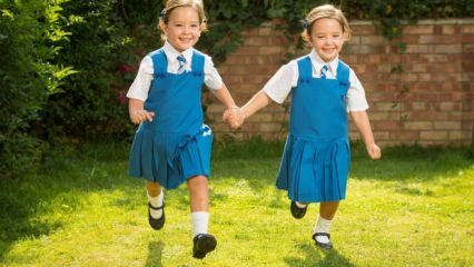 Moeten tweelingzusjes in dezelfde klas studeren? Onderwijs van tweelingbroers