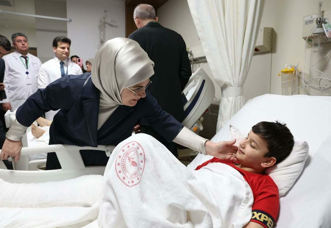 President Erdoğan en zijn vrouw Emine Erdoğan bezochten de slachtoffers van de aardbeving