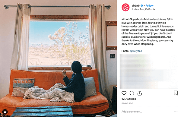 Dit is een screenshot van een Instagram-bericht van Airbnb. Het vertelt het verhaal van een stel dat via Airbnb mensen bij hen thuis verhuurt. Op de foto zit iemand op een oranje bank onder een beige gebreide sprei en kijkt uit het raam naar een woestijnlandschap. Melissa Cassera zegt dat deze verhalen een voorbeeld zijn van een bedrijf dat de verhaallijn van het monster gebruikt in zijn socialemediamarketing.