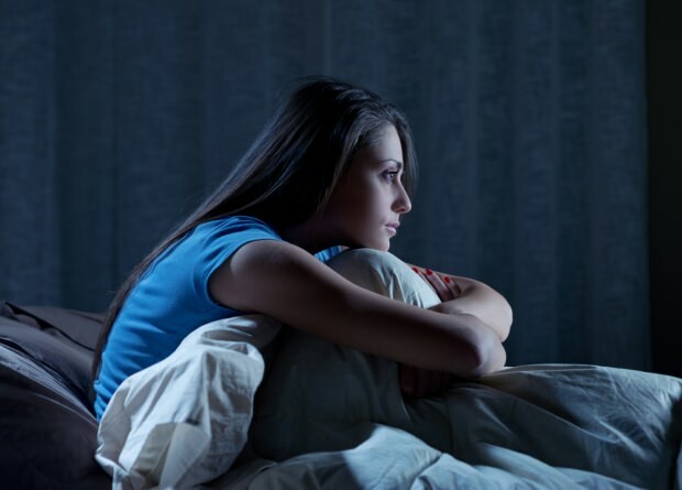 Overmatige vermoeidheid en stress gedurende de dag veroorzaken 's nachts wakker worden en de volgende dag slapeloosheid
