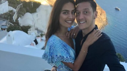 Mesut Özil en Amine Gülşe zijn verloofd