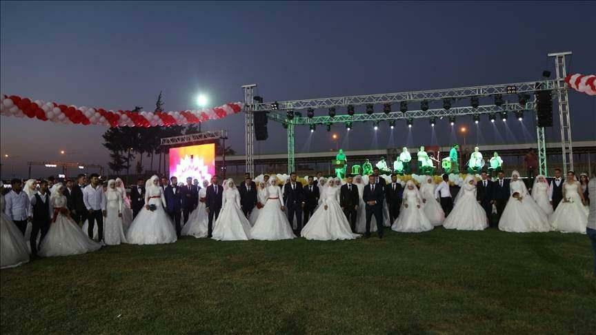 Er werden bruiloften en bruiloften gehouden voor 100 slachtoffers van de aardbeving