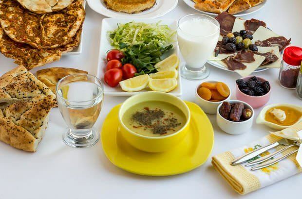 Er moet soep zijn in iftar-maaltijden. Soep verzacht organen zonder water.