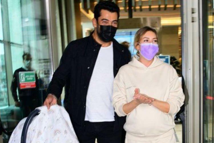 Afbeeldingen van Kenan Imirzalıoğlu en zijn vrouw Sinem Kobal die het ziekenhuis verlaten