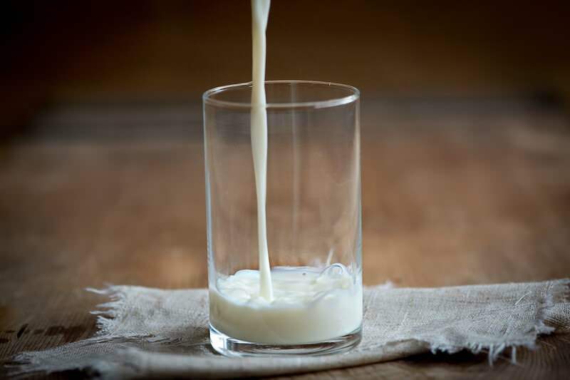 Hoe u rondspatten bij het gieten van melk kunt voorkomen
