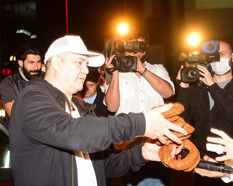 Şafak sezer deelt bagels uit aan journalisten