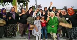 First Lady Erdoğan bezocht het Ecologische Dorp en oogstte lavendel in Ankara