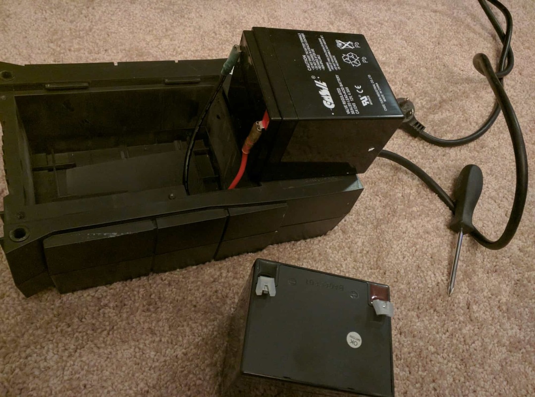 DIY Surge Protector Repair: vervang uw eigen UPS-batterij en bespaar $ 30 tot $ 150