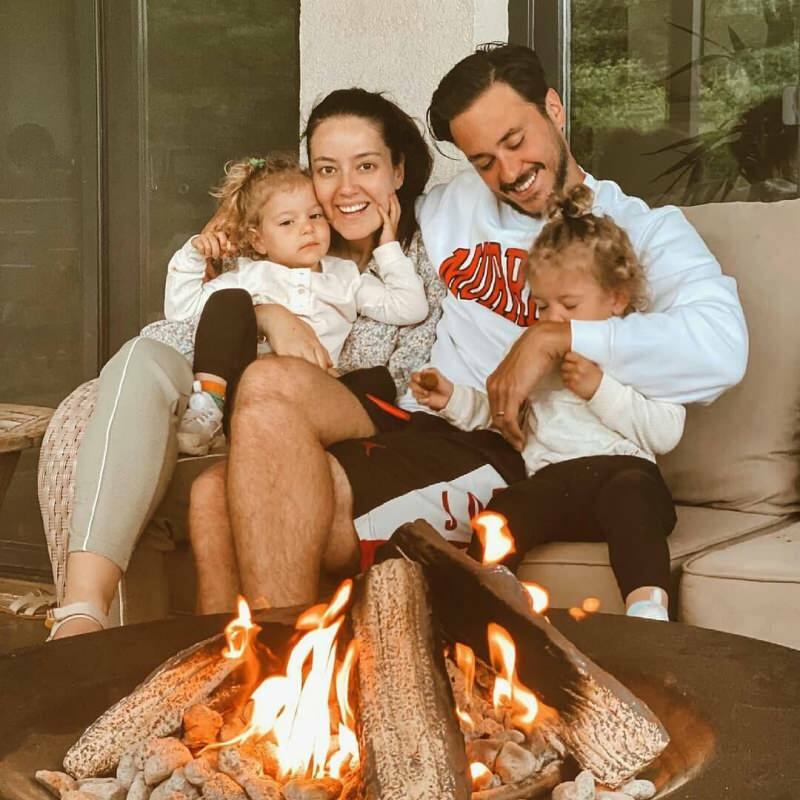 Warme familiefoto van het echtpaar Pelin Akil-Anıl Altan!