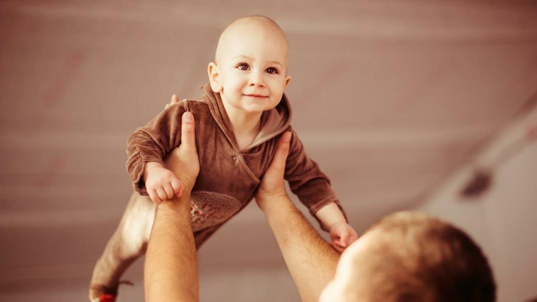 Waarom worden baby's niet in de lucht gegooid? Is het schadelijk om een ​​baby in de lucht te gooien? shaken baby syndroom