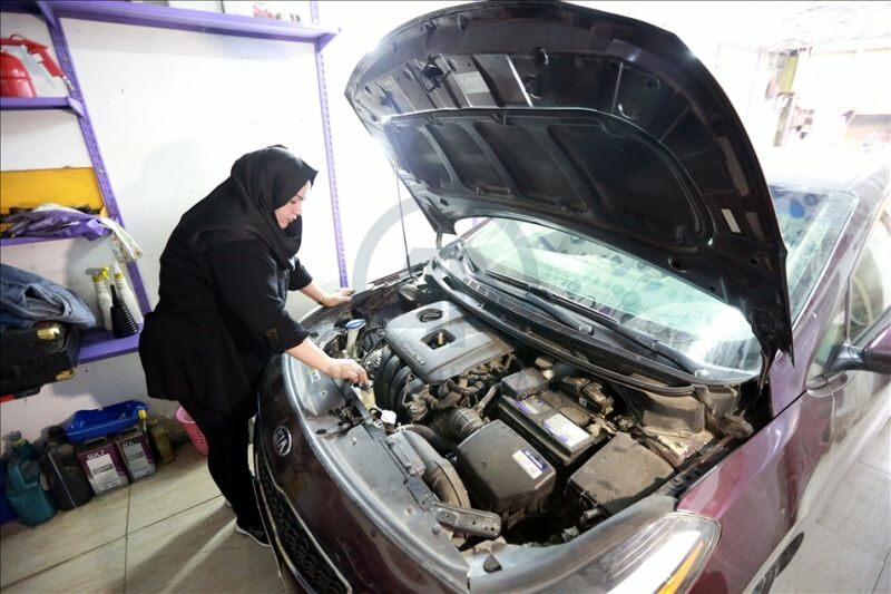 Twee universitair afgestudeerden Um Rıza wordt de eerste vrouwelijke automonteur van Bagdad