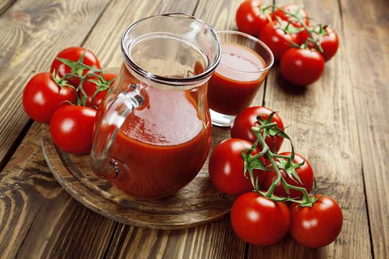 Voedingsmiddelen zoals selderij en wortels vergroten de voordelen van tomatensap.