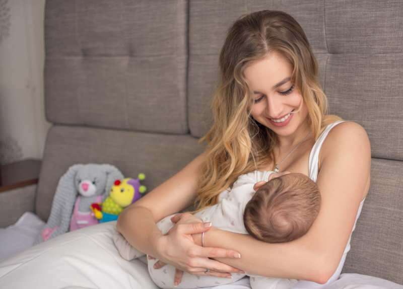 De juiste borstvoedingsmethoden! Hoe de baby borstvoeding geven?
