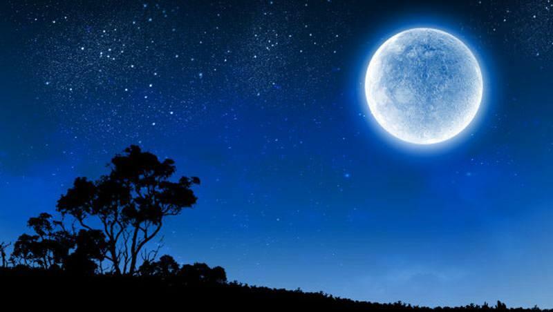 De blauwe volle maan komt in oktober