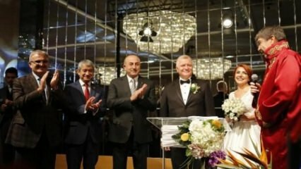 Minister van Buitenlandse Zaken Çavuşoğlu woonde de huwelijksceremonie bij in Antalya