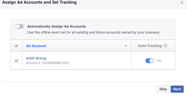 Facebook kan automatisch advertentieaccounts aan uw offline evenement toewijzen of u kunt ze zelf handmatig toewijzen.