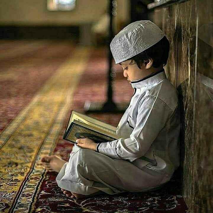 jongen die koran leest