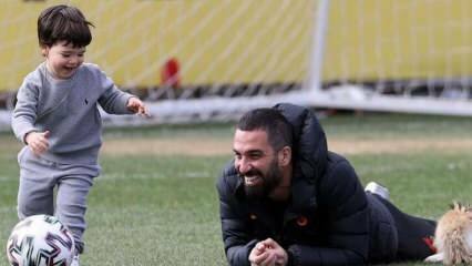 Verras gast in de Galatasaray-training! Arda Turan met zijn zoon Hamza Arda Turan ...