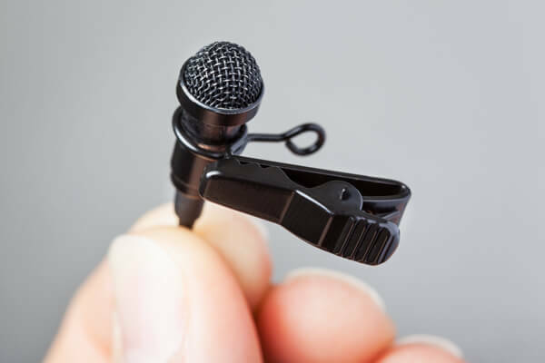 Klem een ​​lavalier-microfoon aan uw kleding voor handsfree gebruik.